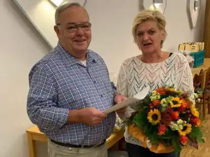 Langj&auml;hrige &Uuml;bungsleiterin f&uuml;rs Turnen verabschiedet: Anke Behrens mit dem 1. Vorsitzenden J&uuml;rgen Ries