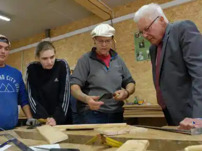 Darin Colin Wilken (24), Laura Habben (26) und Bootsbauerin Inka Petersen zeigten Klosterkammer-Pr&auml;sident Hans-Christian Biallas, an welchen Werkst&uuml;cken sie auf der Teufelsinsel gerade tischlern.