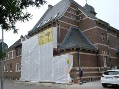 Jetzt wird das Verblendmauerwerk zum Teil erneuert. Damit wurde die Emder Firma Dennh&ouml;fer beauftragt. Bild: