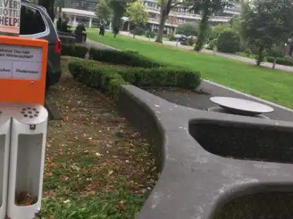 Tippen mit Kippen: In Aurich k&ouml;nnen Raucher ihre Kippen in Spezialm&uuml;lleimer werfen. Sie k&ouml;nnen dazu eine vorformulierte Frage  beantworten und haben die Wahl zwischen zwei Beh&auml;ltern, beschriftet mit zwei Wahl-Antworten.