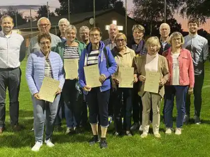 Ehrungen beim TV Falkenburg: (hintere Reihe von links) Marten Meyerholz (1. Vorsitzender), Friedhard Johannes, Manfred Melle, Inge Breithaupt, Bernd Logemann, Anke Westermann, Hans Hermann Br&uuml;ning, Finn Leesch (2. Vorsitzender) und Hermann Alms. In der vorderen Reihe: Ingrid Johannes, Gisela Meyerholz, Margret Breithaupt, Meike Kammler, Inge Stru&szlig; und Anke Thimm (von links).