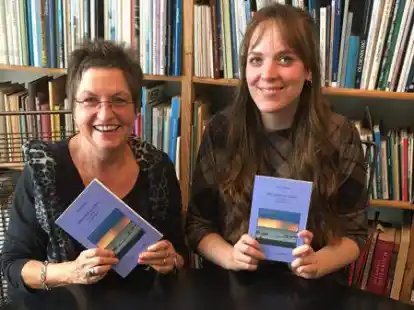 Haben gut zusammengearbeitet: Doris Fuhlbohm alias Dora Frieda (links) und Lektorin Fenna J&uuml;rgens.