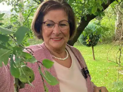 Zwei Waln&uuml;sse am Pflaumenbaum: Mechthild Otting aus Hundsm&uuml;hlen traute ihren Augen kaum, als sie das entdeckte.