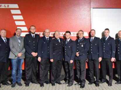 Bef&ouml;rderungen bei der Feuerwehr Ramsloh (von links): Gemeindebrandmeister Hartmut Hanekamp, stellvertretender Gemeindebrandmeister Kevin Heese, B&uuml;rgermeister Thomas Otto, Niklas Voget, Stefan Block, Heiko Sobing, Niklas Braje, Ewald Meyer, Marcel Voget, Ortsbrandmeister Matthias Schulte, stellvertretender Ortsbrandmeister Timo Hinrichs und stellvertretender Kreisbrandmeister Stefan Abshof.