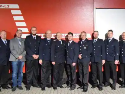 Bef&ouml;rderungen bei der Feuerwehr Ramsloh (von links): Gemeindebrandmeister Hartmut Hanekamp, stellvertretender Gemeindebrandmeister Kevin Heese, B&uuml;rgermeister Thomas Otto, Niklas Voget, Stefan Block, Heiko Sobing, Niklas Braje, Ewald Meyer, Marcel Voget, Ortsbrandmeister Matthias Schulte, stellvertretender Ortsbrandmeister Timo Hinrichs und stellvertretender Kreisbrandmeister Stefan Abshof.