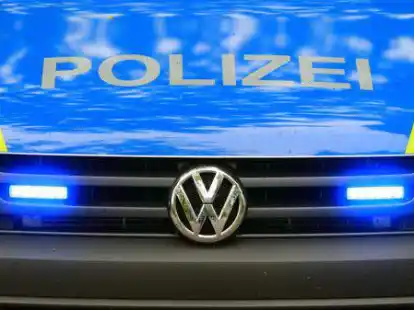 ARCHIV - Ein Fahrzeug der Polizei ist am 13.06.2015 in Magdeburg (Sachsen-Anhalt) im Einsatz. Foto: Jens Wolf/dpa (dpa/lhe &laquo;430 Polizeiwagen in Hessen von VW-Abgas-Skandal betroffen&raquo; vom 24.10.2015) +++(c) dpa - Bildfunk+++ | Verwendung weltweit