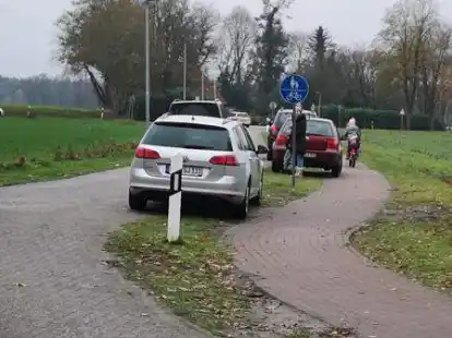 Ein- und Aussteigen am Stra&szlig;enrand: So sieht die Situation morgens und mittags an der Grundschule Osterscheps aus. Autos, Fahrradfahrer, Taxen und Busse kreuzen sich auf der Stra&szlig;e.