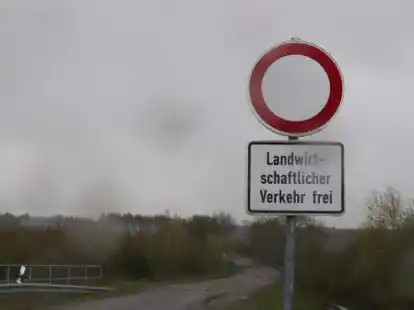 Die Stra&szlig;e &bdquo;Am Hochmoor&ldquo; ist ein Genossenschaftsweg zwischen der Abfahrt C-Port von der B72 und der Neuscharreler Stra&szlig;e.