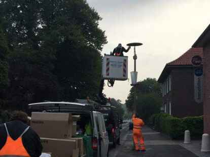 Ende der Leuchten aus den 1950er Jahren: Mitarbeiter der Firma Kruse tauschen Zwischen beiden Bleichen Pilzkopfleuchten gegen LED-Strahler.