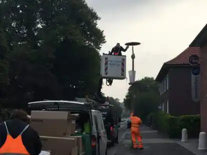 Ende der Leuchten aus den 1950er Jahren: Mitarbeiter der Firma Kruse tauschen Zwischen beiden Bleichen Pilzkopfleuchten gegen LED-Strahler.