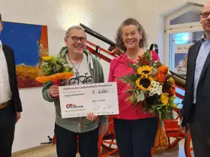 Preis&uuml;bergabe bei der Ostfriesisch-Landschaftlichen Brandkasse in Aurich mit Dennis Freese, Senior Marketingmanager e-Commerce Nordwest-Zeitung, Gewinnerin Johanne Lammers mit Gerd Anderson aus Emden sowie Stephan Hinrichs, Marketingleiter bei der Brandkasse in Aurich.