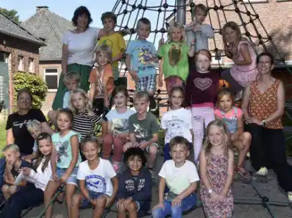 Die Klassen 1E1 und 1E2 der Grundschule Moorriem mit den Lehrerinnen Ines H&uuml;hnlein und Annika Verse sowie Schulbegleiterin Sabrina Maltas: Ben Backhaus, Allegra Bernasconi, Leonard Bockermann, Thore Erdmann, Karl Feder, Paul Ficke, Lea L&uuml;ttmann, Till Oltmann, Janne Thorm&auml;hlen, Daike Wilken, Peetje Bentzen, Anouk Burema, Janno Dobrinski, Emma L&uuml;bben, Lars Markau, Helene Mielcke, Charlotte Porsch, Hettie Schnare, Nelson Schomann, Henrike Schulz und Jonas Vahrenkamp