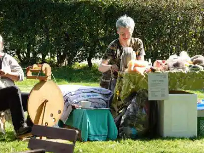 Am Stand von Tomtes Hof wurde am Wochenende die Herstellung von Bio-Wolle mit dem Spinnrad demonstriert