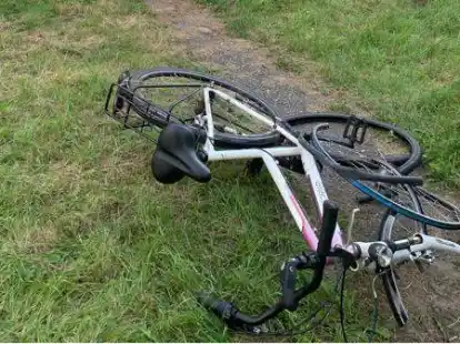 Feuerwehr r&uuml;ckte nach dem Sturz an, um das Kind vom Fahrrad zu befreien.