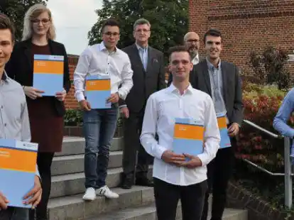 Die Besten des Ausbildungsjahres erhielten Urkunden und Pr&auml;sente.