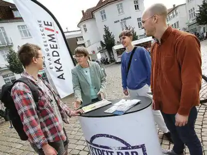 <p>Brigitte Gl&auml;ser (2.v.l) steht regelm&auml;&szlig;ig mit der Streitbar auf dem Julius-Mosen-Platz. </p>