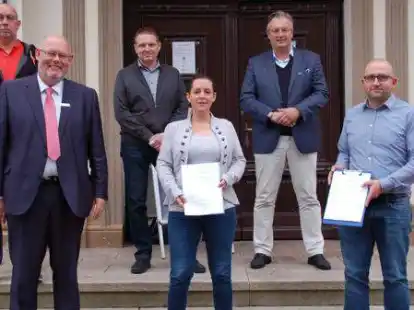 Stadt Norden und KSB sind jetzt Partner, was den Sport in Norden angeht: Anne Thonicke und Christof Bruns (2. v. l.) vom KSB sowie B&uuml;rgermeister Heiko Schmelzle (CDU, Mitte) unterzeichneten am Montag die entsprechende Vereinbarung im Beisein des Norder Sportsprechers Harald Blum (l.), des Ersten Stadtrats Marcus Aukskel und des Fachdienstleiters f&uuml;r den Bereich Sport Nico de Vries (r.).