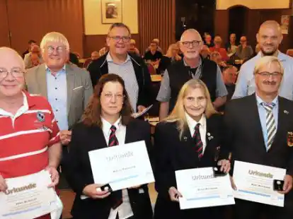 Die geehrten Mitglieder (vorne, v.l.) J&ouml;rg Schulze, Katja Hanschen, Elfie Mittmann, Kurt Mittmann (hinten, v.l.) Dr. Franz Stuke, Franz-Josef Kettmann, Heiner Meinerling und Bernd Huntemann.