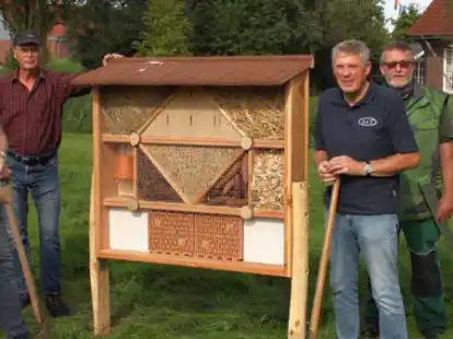 Ralph Kr&uuml;mpelmann (von links), Heinz-Dieter Hobbie, Erich Hodel, Peter K&ouml;hler und Hans-Gerd Gerdes vom Burhaver B&uuml;rgerverein haben im Ort drei Insektenhotels aufgestellt.