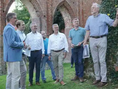 Klaus Rademacher (rechts) f&uuml;hrt die Besucher durch die Klosterruine: Michael Grosse-Br&ouml;mer (von links), Philipp Albrecht, Stephan Tapper, Arne Wachtendorf, Dirk Vorlauf und Dr. Christian Pundt