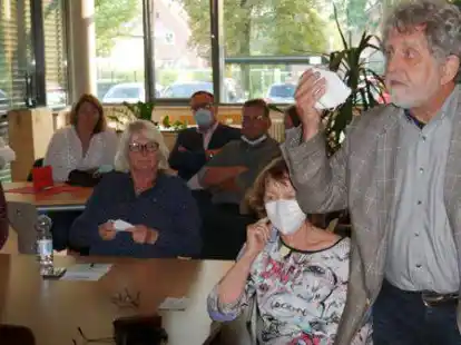 Johann Dieckmann (rechts) von der Seefelder B&uuml;rgerinitiative &bdquo;Gegenwind&ldquo; lehnt weitere Windparks rund um Seefeld ab.