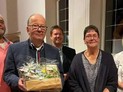 Ditmar Oetjen (von links), Axel Linneweber, Martina Geberzahn und Ina Korter bedankten sich beim ausgeschiedenen ersten Vorsitzenden Rolf Jungwirt (Zweiter von links) f&uuml;r dessen Engagement.