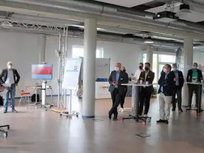 Dr. Stephan Kotzur, Direktor des Hochschulinstituts Logistik, begr&uuml;&szlig;te die G&auml;ste im neuen Anwenderzentrum des &bdquo;The Hub&ldquo; in Emden.