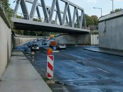 So sah es jahrelang auf der Trogstrecke aus: viele Schlagl&ouml;cher und permanent nasse Fahrbahnabschnitte. Archivbild: