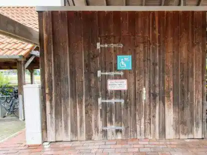 In diesem Bretterverschlag an der Nordseite befindet sich die einzige Toilette am Huder Bahnhof. Sie ist zurzeit nur behinderten Menschen zug&auml;nglich, wenn sie denn den Euro-WC-Schl&uuml;ssel dabei haben.