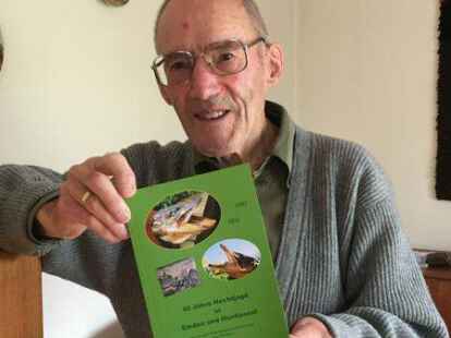 Freut sich &uuml;ber sein siebtes Buch: Ernst Georg L&uuml;hring aus Huntlosen.