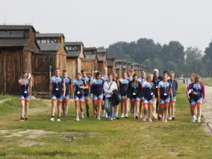Vor dem Beginn ihrer Fahrt besuchten die Teilnehmer die Gedenkst&auml;tte Auschwitz-Birkenau.