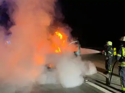 Die Feuerwehr Emstek l&ouml;schte das brennende Fahrzeug.