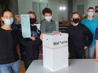 Politiklehrerin Wiebke Dobe (v.l.) mit Marie Mittelsteiner, Thorge Weller, Liza Wulf, Julian Puls und Maximilian G&ouml;tzenich vom Wahlhelferteam der Oberschule.