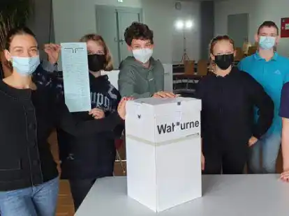 Politiklehrerin Wiebke Dobe (v.l.) mit Marie Mittelsteiner, Thorge Weller, Liza Wulf, Julian Puls und Maximilian G&ouml;tzenich vom Wahlhelferteam der Oberschule.