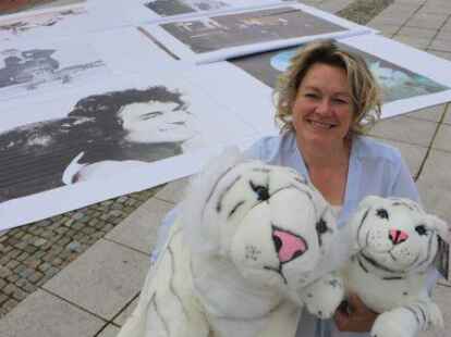 NMT-Gesch&auml;ftsf&uuml;hrerin Ilona Tetzlaff freut sich &uuml;ber die Leinw&auml;nde mit den Motiven von Siegfried & Roy.