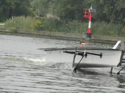 Dank des Hydro-Foils glitt das Emder Solarboot nur noch mit den Tragfl&uuml;geln durch das Wasser, hatte dadurch geringeren Str&ouml;mungswiderstand, eine h&ouml;here Geschwindigkeit und geringeren Energieverbrauch.