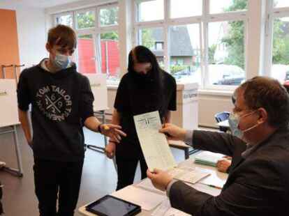 Sch&uuml;ler der Berufsbildenden Schulen am Scheefenkamp in Friesoythe beteiligen sich an der Juniorwahl zur Bundestagswahl 2021. Die Stimmzettel sind identisch mit den Stimmzetteln f&uuml;r den Wahlkreis 32 Cloppenburg-Vechta.