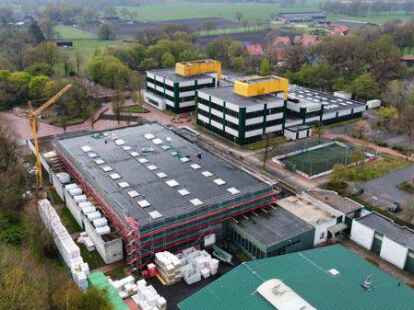 Bei der Halle am Huder Bach sollte nur das Dach saniert werden. Doch es lief einiges schief.