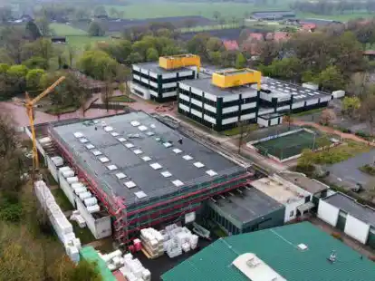Bei der Halle am Huder Bach sollte nur das Dach saniert werden. Doch es lief einiges schief.