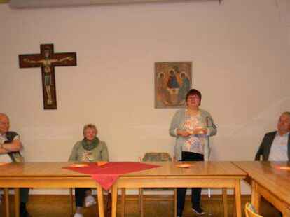 Vorsitzende Martina Kowalski begr&uuml;&szlig;t die Teilnehmer des Gespr&auml;chskreises f&uuml;r blinde und sehbehinderte Menschen sowie deren Angeh&ouml;rige (rechts: Lastrups stellvertretender B&uuml;rgermeister Alfons Brinker, links von der Vorsitzenden Rita Otten von der Kontaktstelle f&uuml;r Selbsthilfe im Landkreis Cloppenburg)