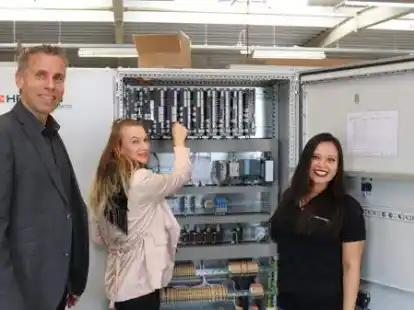 Sie kennen sich mit Technik aus: Mercedes Servin (von rechts) und Tina Schwerter haben sich f&uuml;r das Handwerk entschieden. Firmenchef Ingo Hermes freut sich dar&uuml;ber.