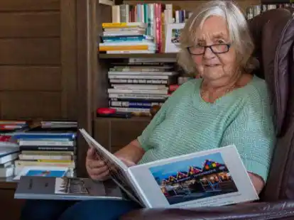 Bl&auml;ttert in den Fotob&uuml;chern: Monika Barkemeyer erinnert sich als Ruhest&auml;ndlerin an die vielen Jahre auf dem Kramermarkt zur&uuml;ck.