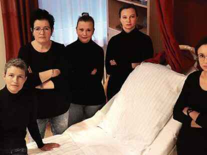Die f&uuml;nf Beleghebammen des St.-Marien-Hospitals Friesoythe im Krei&szlig;saal: (von links) Claudia Schlump (Str&uuml;cklingen), Roswitha Funke (Friesoythe), Heike Bothur (Ostrauderfehn), Klaudia Nordenbrock (B&ouml;sel) und Laura Broermann (Cloppenburg)