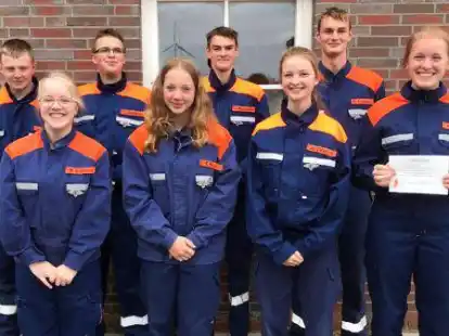 Stolz auf ihre Leistungsspangen: John Paradies (hinten von links), Theis Grabhorn, Lennard Kuhlmann und Pascal Kuhlmann sowie Merin Grabhorn (vorne von links), Evke Bosch, Jelte Osterloh und Meta Meiners. Lena Warnken und Marieke Wittje konnten beim Empfang nicht dabei sein.