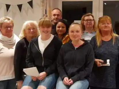 Sie sind im Festausschuss organisiert: (v.li.) Ute S&auml;nger, Monika Lange, Ulrike K&ouml;nitz, Marina Ollien, Matthias Gr&ouml;neweg, Nicole Prieur, Emma Wittje, Theresia Pleis, Ingrid Eismann, Magda Lengert und Stefan Lengert. Nicht auf dem Foto sind Marianne Bahlmann, Doris Denker, Thorsten Mann, Hermann Deppe und Kornelia Gr&ouml;neweg.