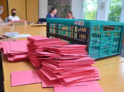 In K&ouml;rben und Kisten waren im Rathaus Lemwerder die Briefwahlstimmen sortiert. 1267 B&uuml;rgerinnen und B&uuml;rger aus Lemwerder stimmten per Brief f&uuml;r die Bundestagswahl ab.