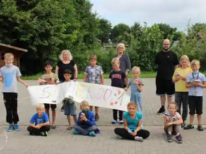 Waltraud Ralle-Klein, Britta L&uuml;schen, Martina Drake-Hennig und Hendrik Meinardus bastelten in der Sommerferienbetreuung Papierflieger mit den  M&auml;dchen und Jungen.