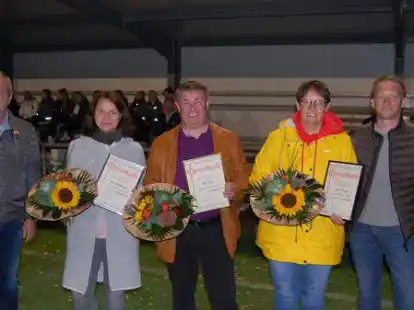 Der erste Vorsitzende Josef Wendeln (links) und Ralf Böhmer (rechts) überreichten die silberne SVH-Ehrennadel an (von links): Kathrin Meckelnborg, Ralf Busse und Andrea Ferneding.
