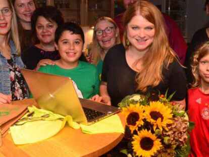 Christina-Johanne Schr&ouml;der feiert mit einem Blumenstrau&szlig; in der Hand ihren Einzug in den Bundestag. 2017 hatte sie den Sprung nach Berlin noch knapp verpasst.