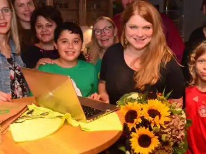 Christina-Johanne Schr&ouml;der feiert mit einem Blumenstrau&szlig; in der Hand ihren Einzug in den Bundestag. 2017 hatte sie den Sprung nach Berlin noch knapp verpasst.